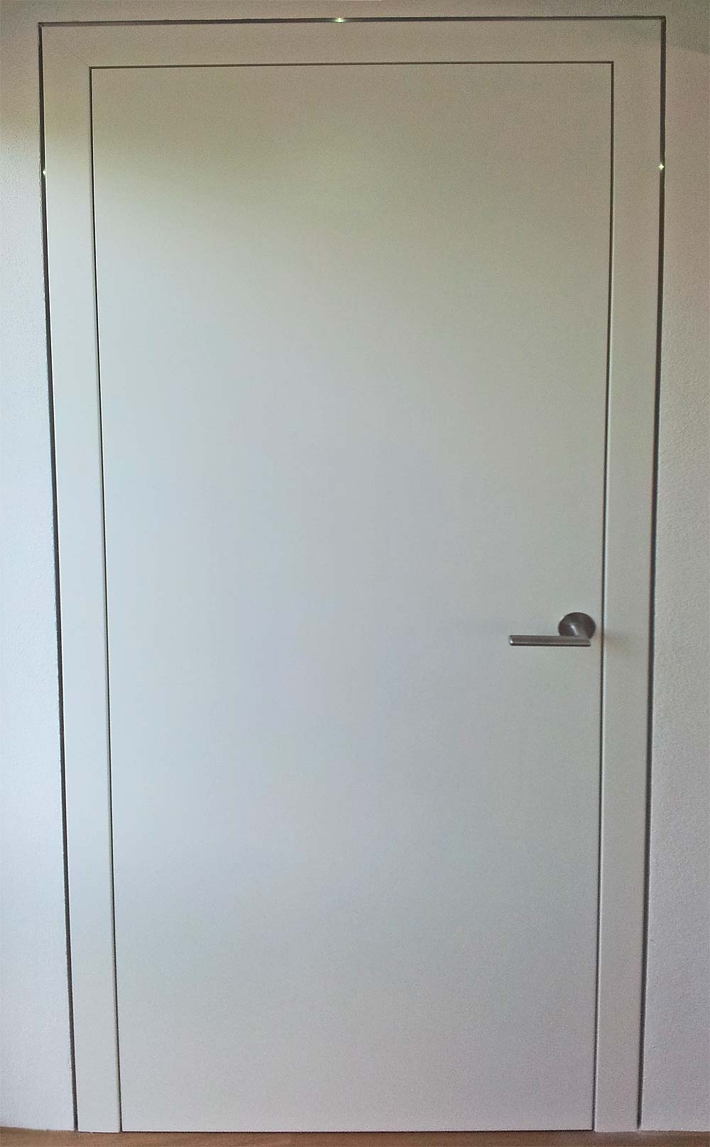 Wandbündige Türe in Weißlack