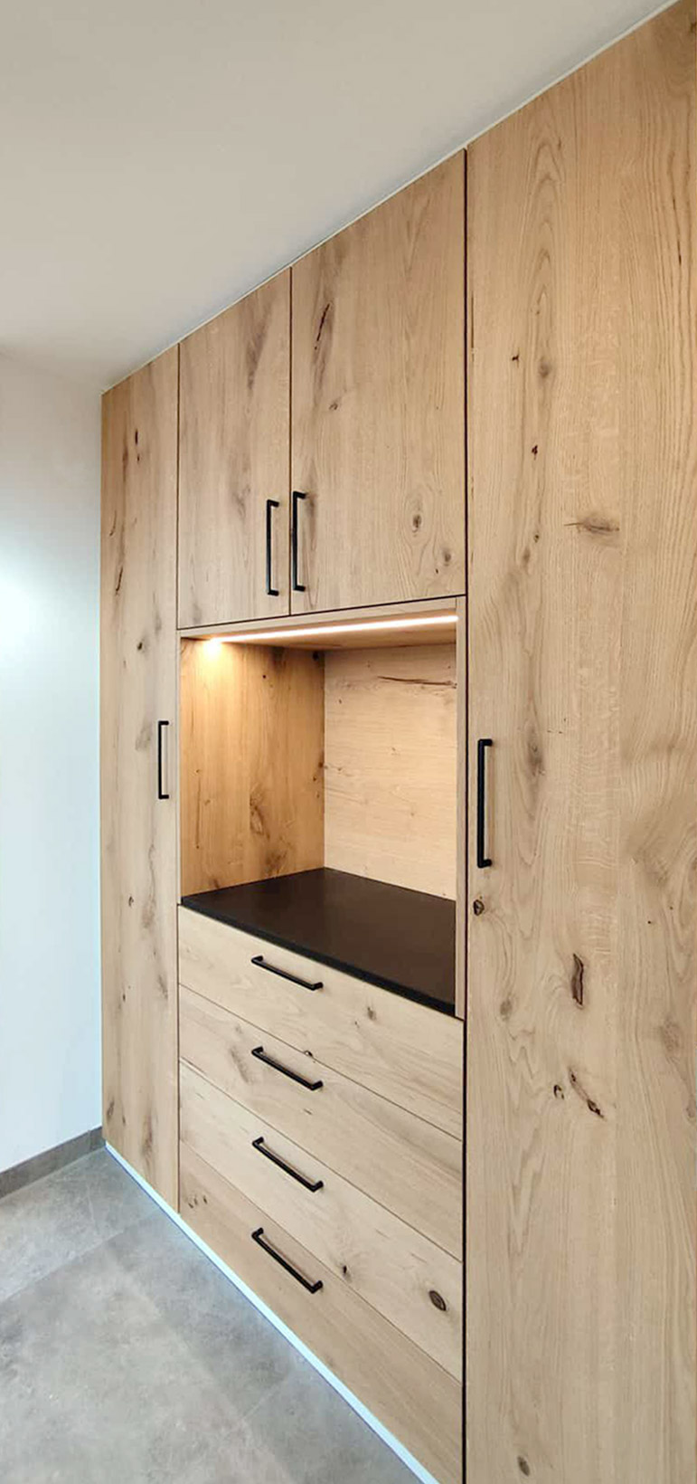 Garderobe mir Risseiche furniert und integrierter Beleuchtung