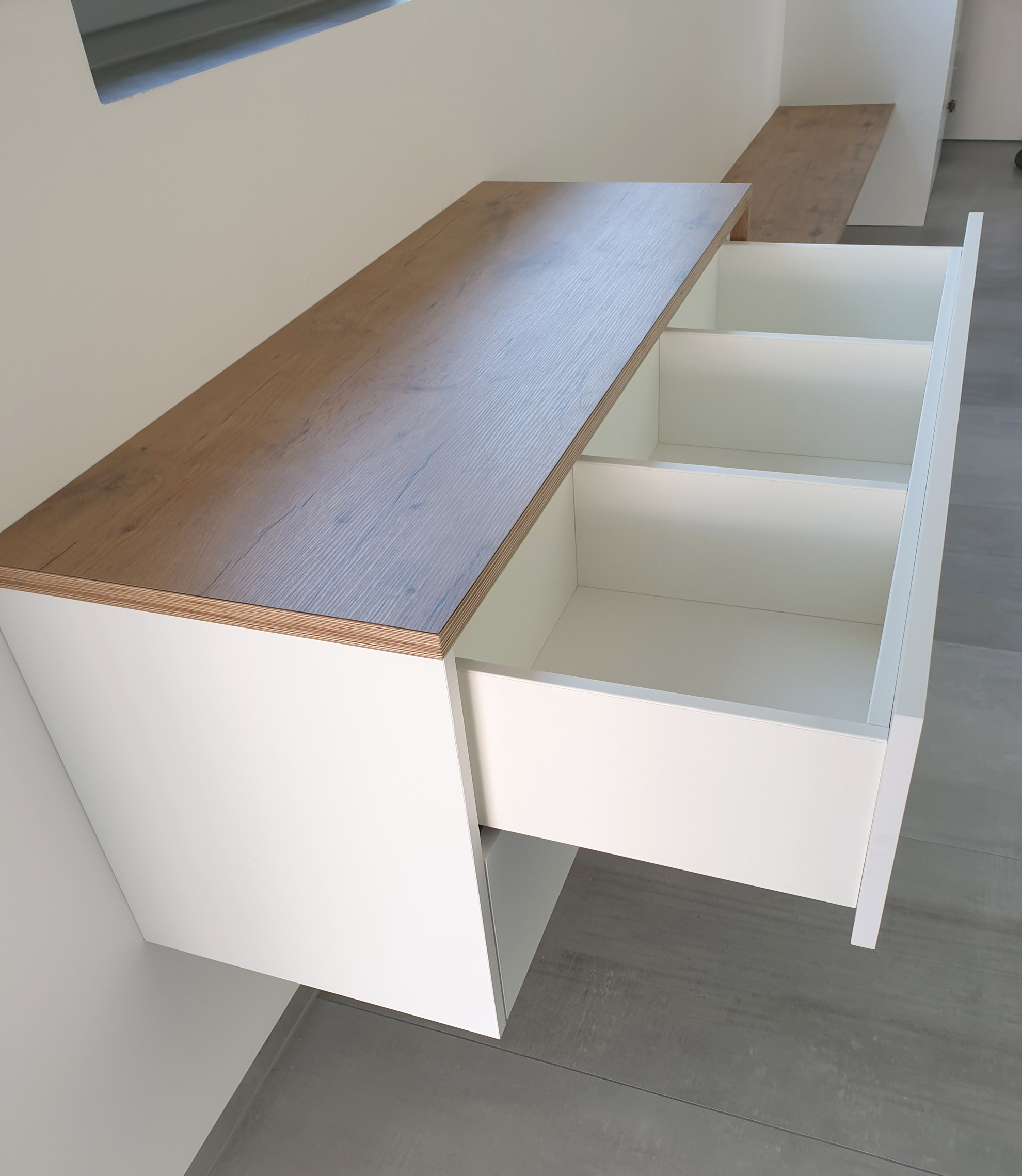 Sideboard mit Sitzbank - offene Schublade