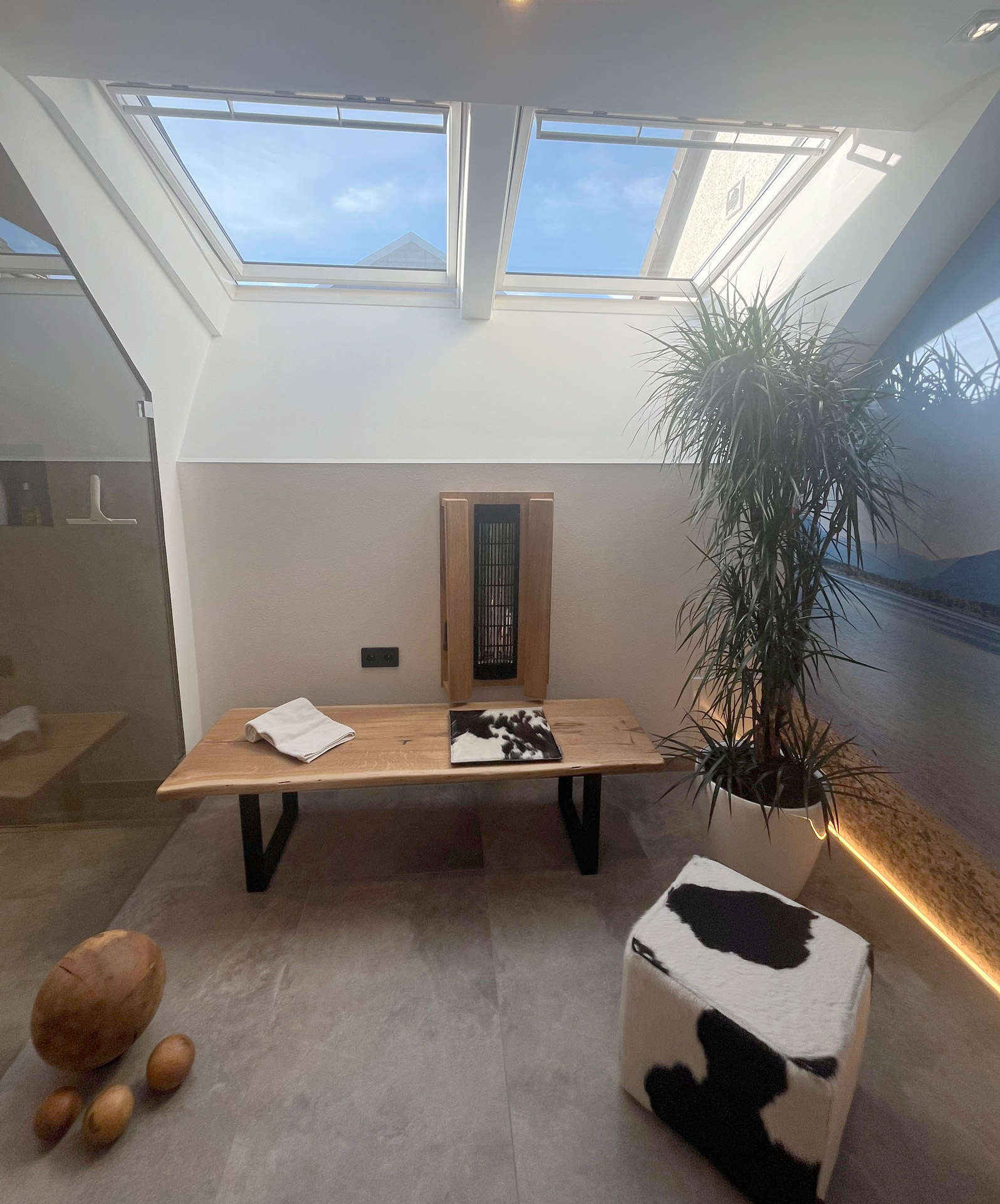 Sitzbank aus Eiche vor Infrarot Element in der Wand.