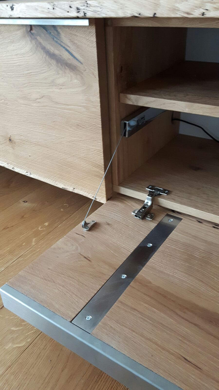 TV Board Detail der Frontklappe