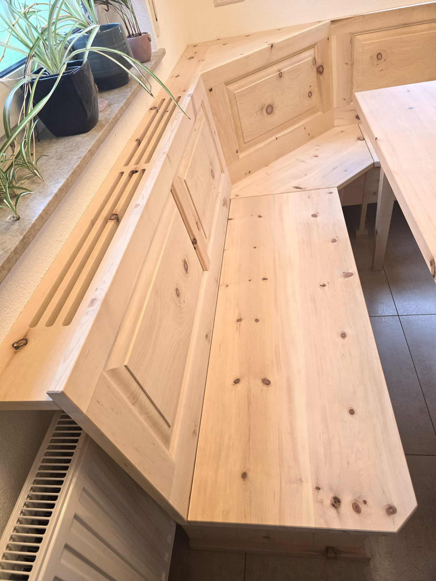 Eckbank aus Zirbe. Detailansicht