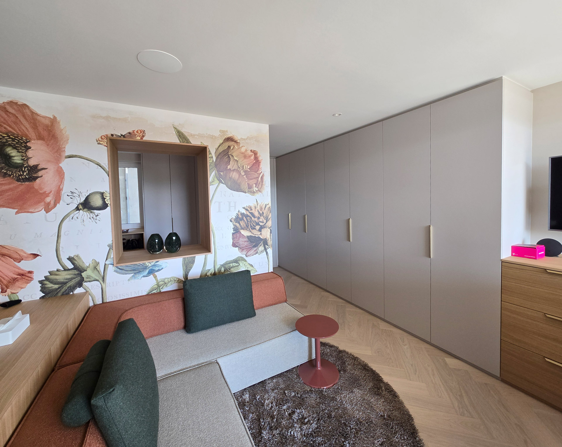 Ankleidezimmer mit Einbauschränken und Raumtrenner