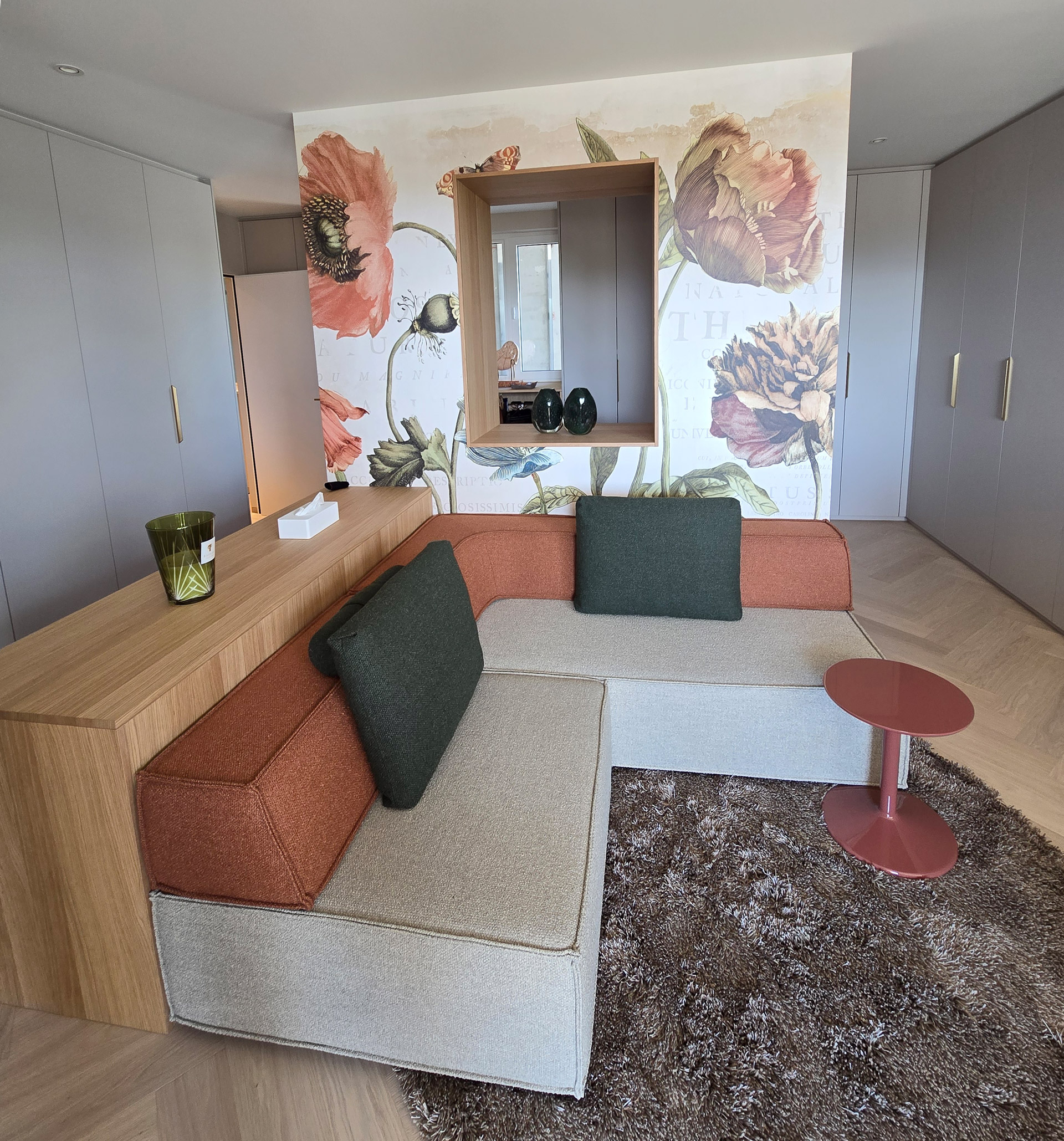 Ankleidezimmer mit Einbauschränken und Raumtrenner