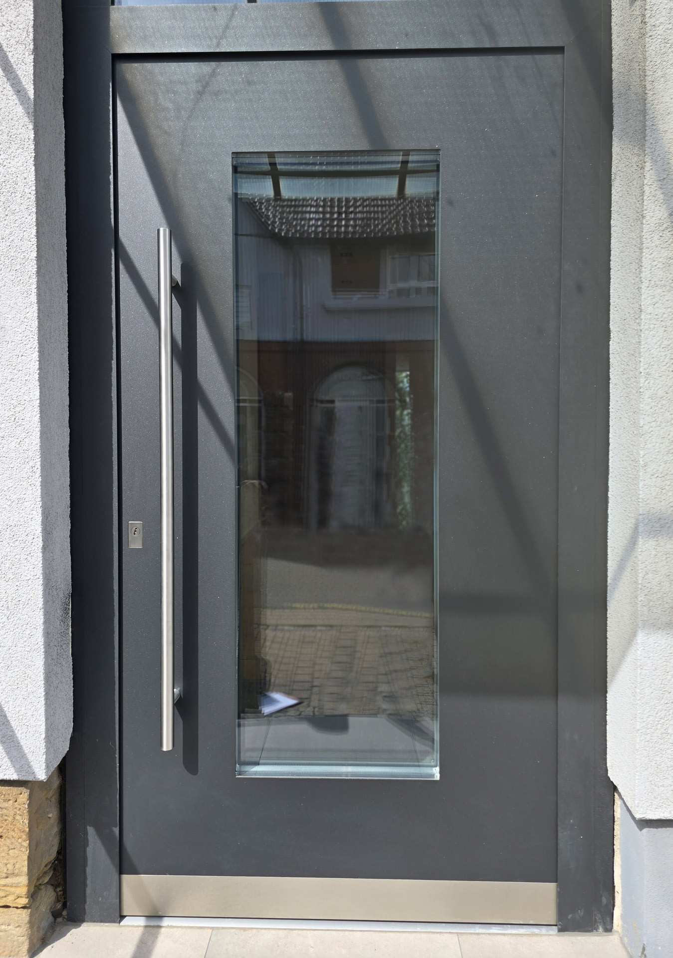 Haustür mit Glaseinsatz in antrazith