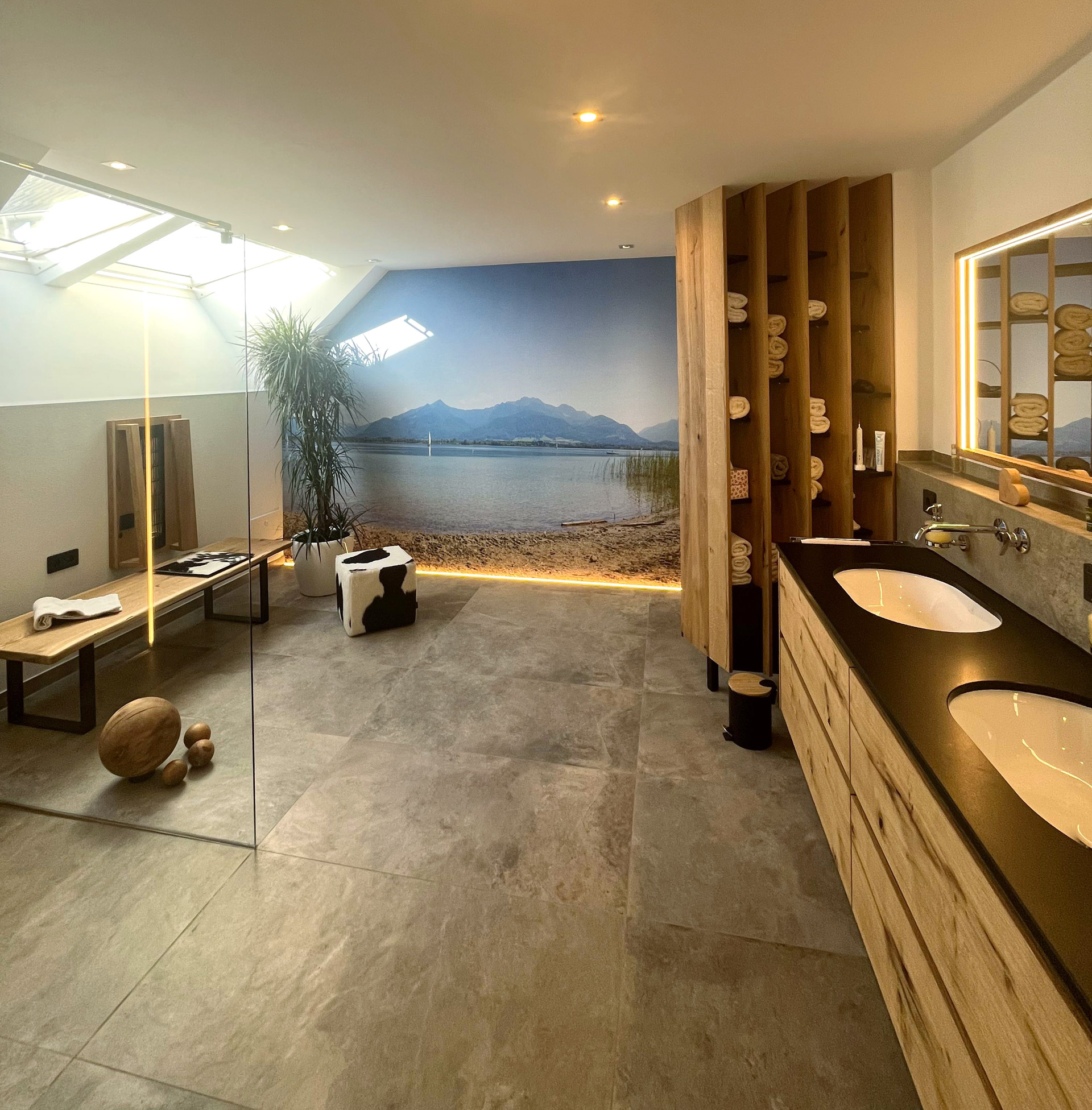 Badmöbel aus Risseiche. In Steinplatte eingelassene Waschbecken. Front mit durchgehender Optik