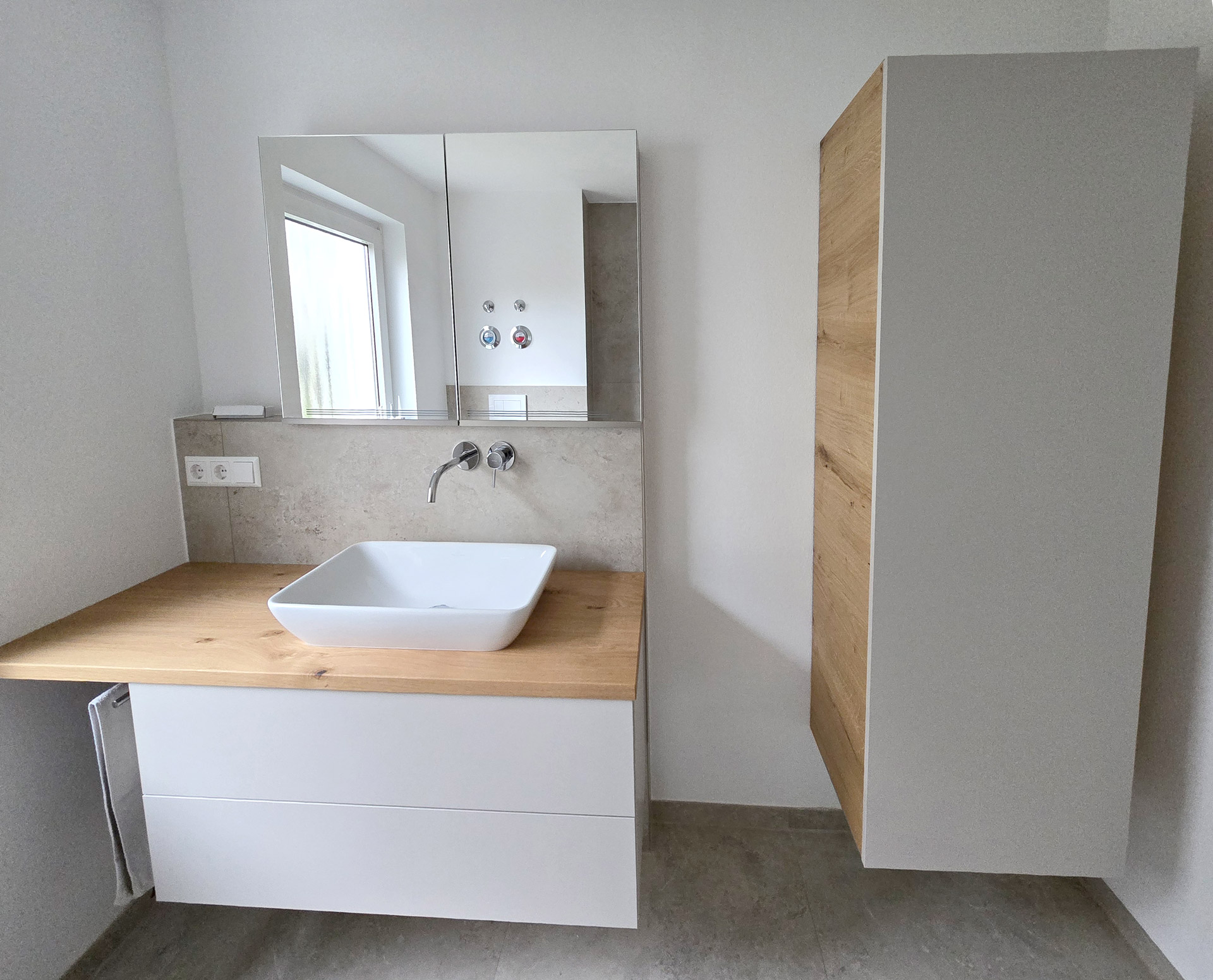 Unterschrank und Hochhschrank mit Eichefurnier und weißen Fronten