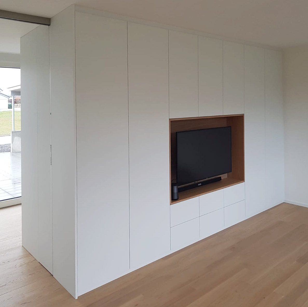 Einbauschrank als Raumtrenner mit Nische für Fernseher
