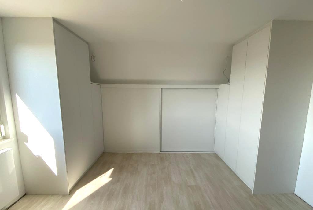 Einbauschrank unter Dachschräge in weiß
