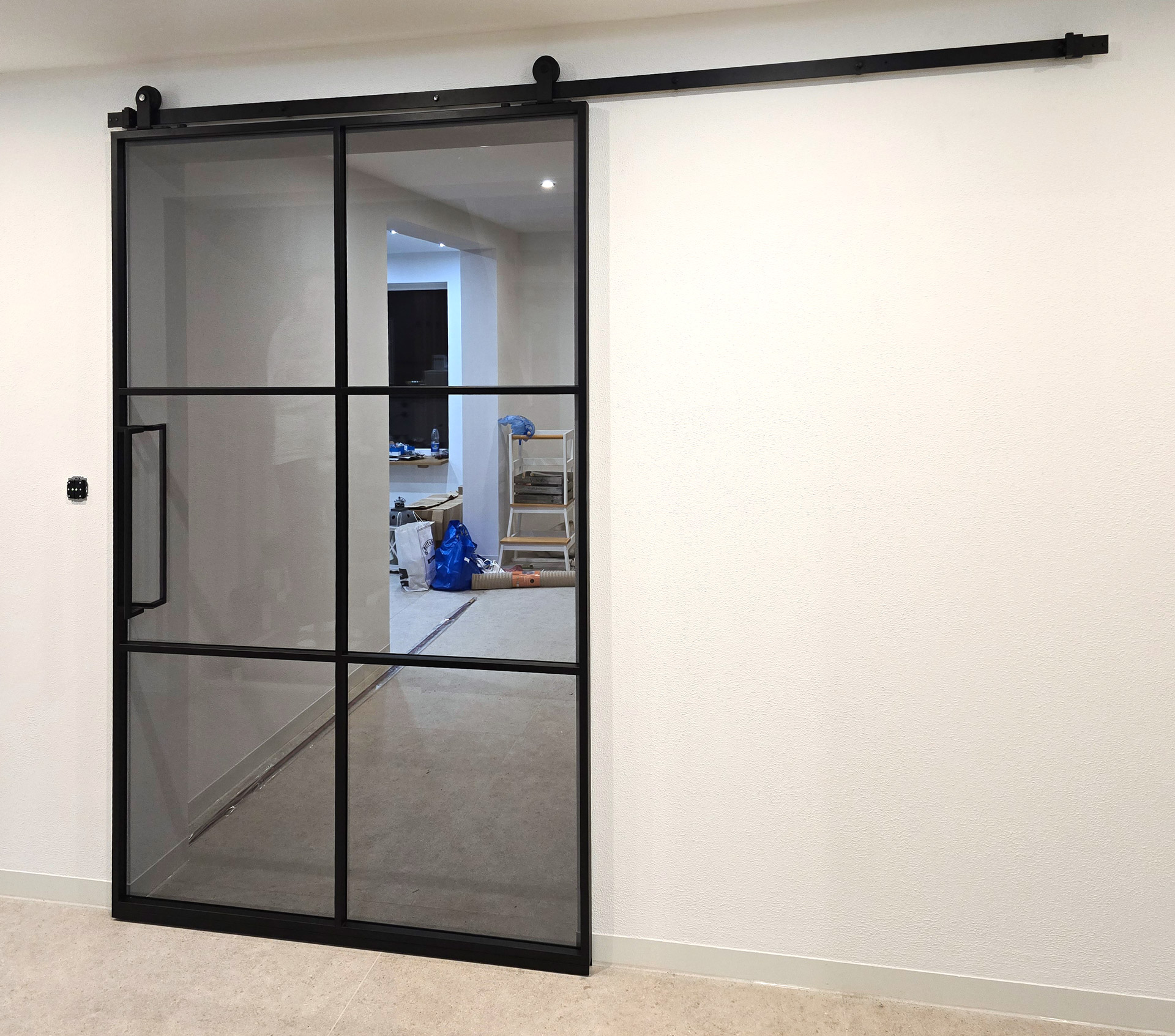 Glasschiebetür mit Metallrahmen