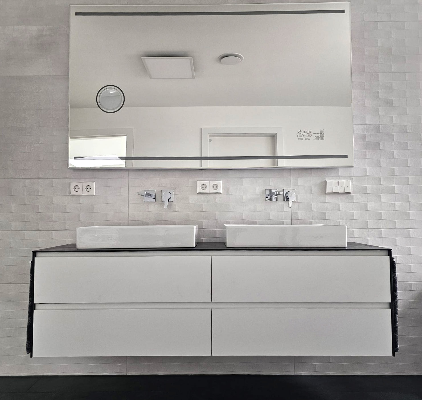 Unterschrank Doppelwaschtisch mit Aufsatzwaschbecken. Front weiß mit 4 Schubladen