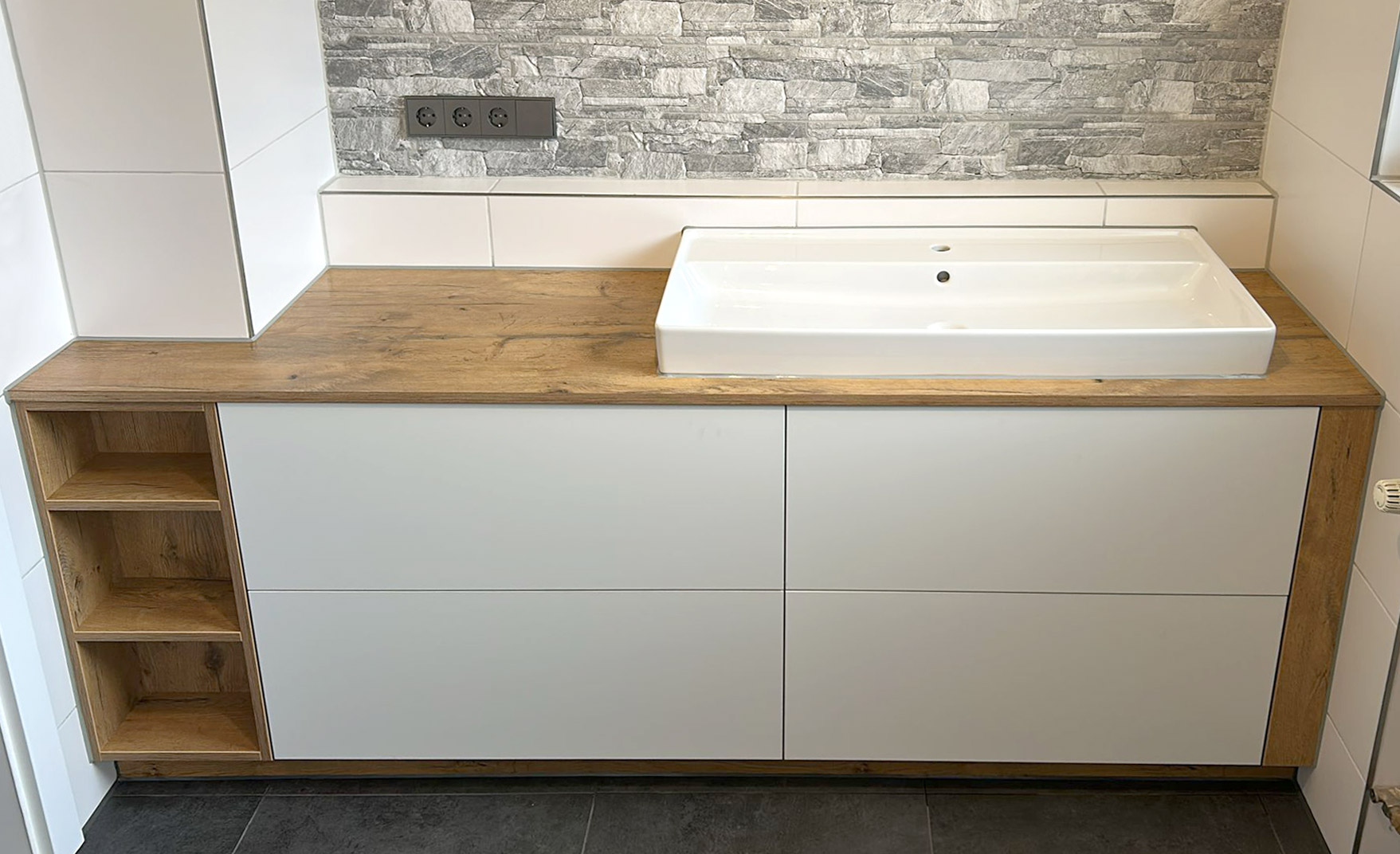 Waschtischunterschrank mit Eichfurnier und weißer Front