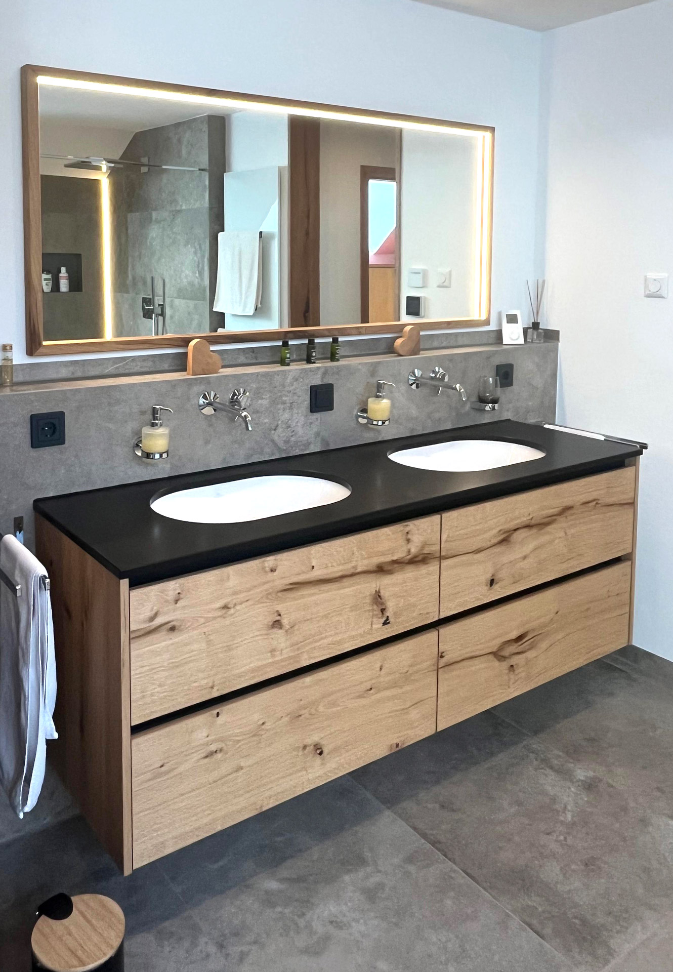 In Steinplatte eingelassene Waschbecken. Waschtischunterschrank Front mit durchgehender Optik