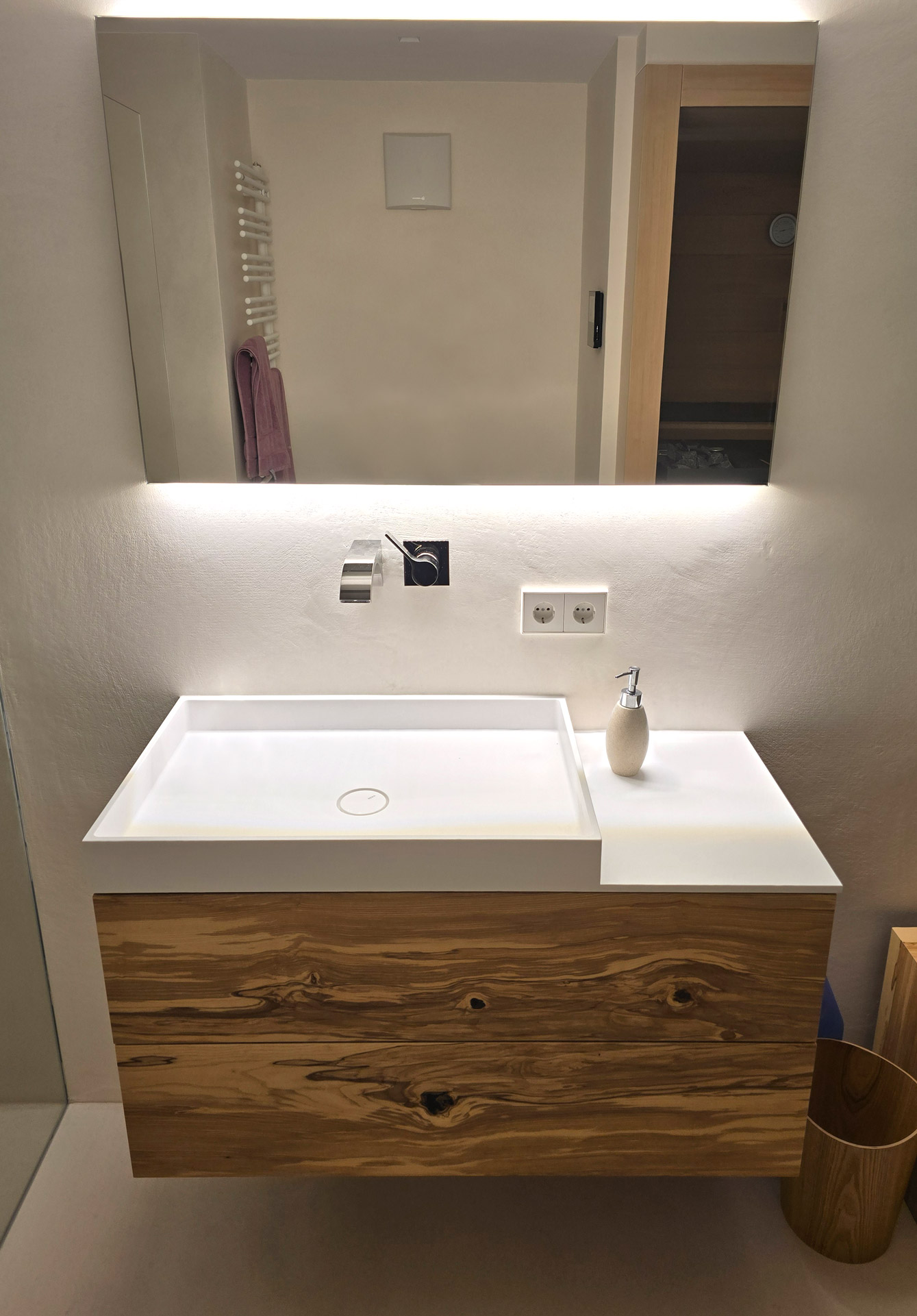 Waschtischunterschrank aus Multiplex mit Olivesche furniert und matt lackiert