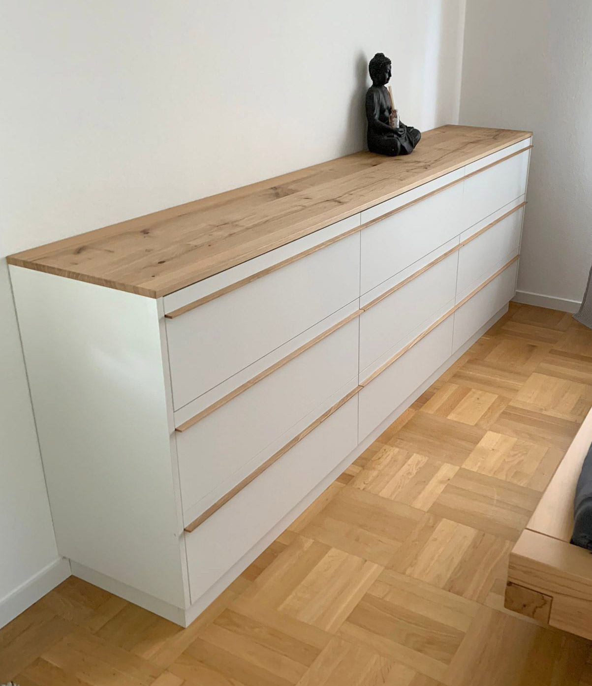 Weiße Kommode mit Deckplatte und Griffleisten aus Eiche