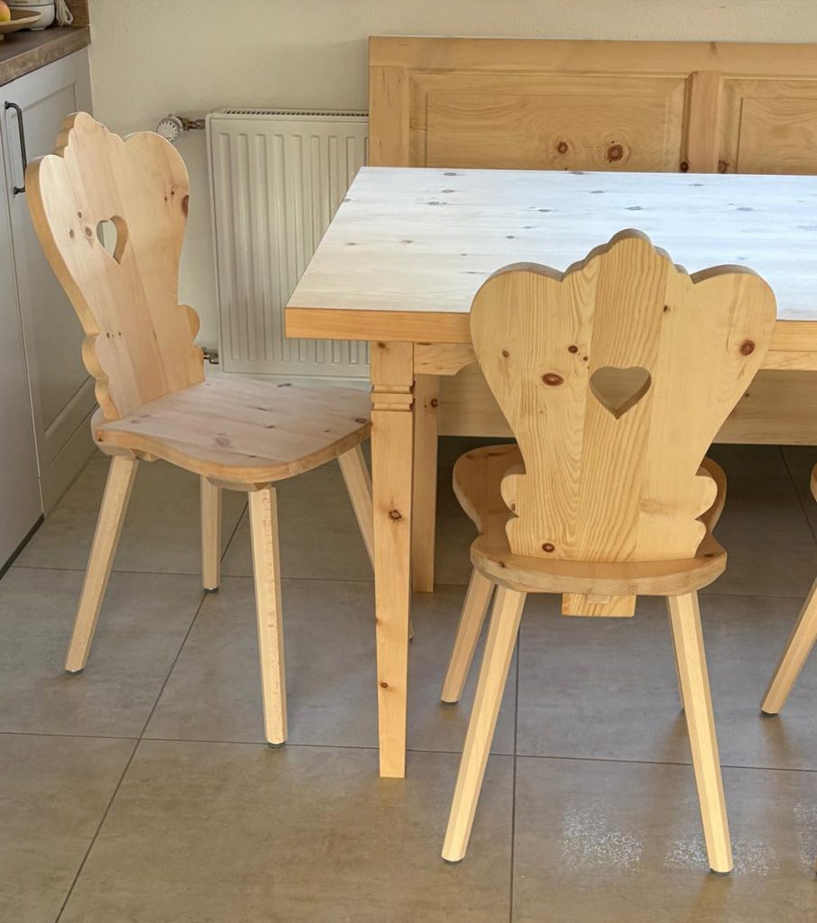 Zirbe Stühle und Tisch