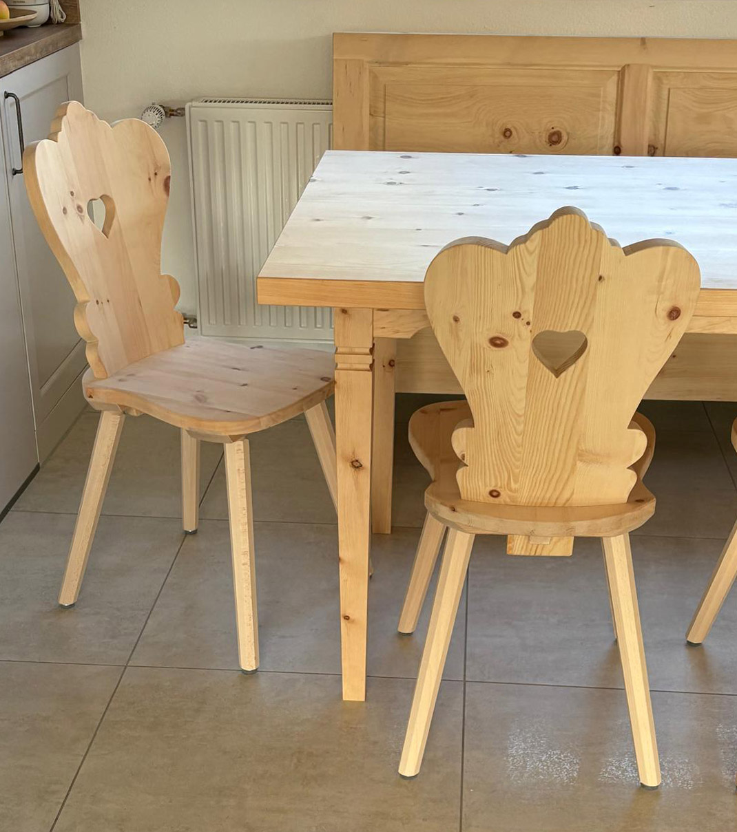 Zirbe Stühle und Tisch
