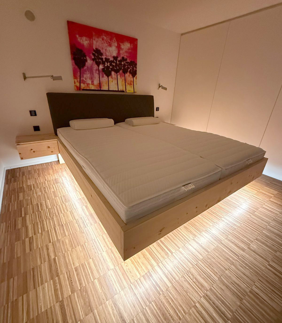 Zirbebett von unten beleuchtet mit Matratzen