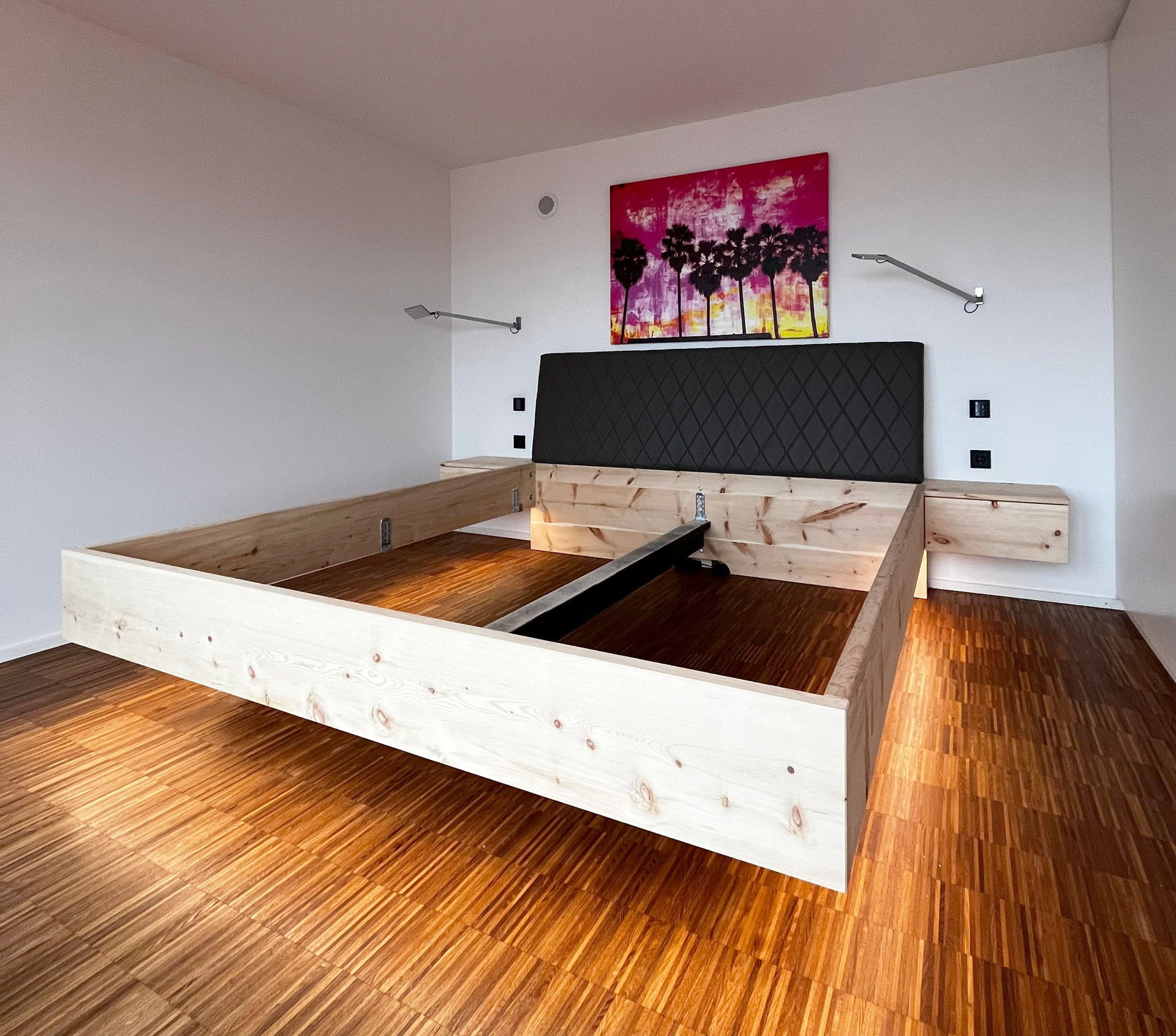 Zirbebett von unten beleuchtet ohne Matratzen