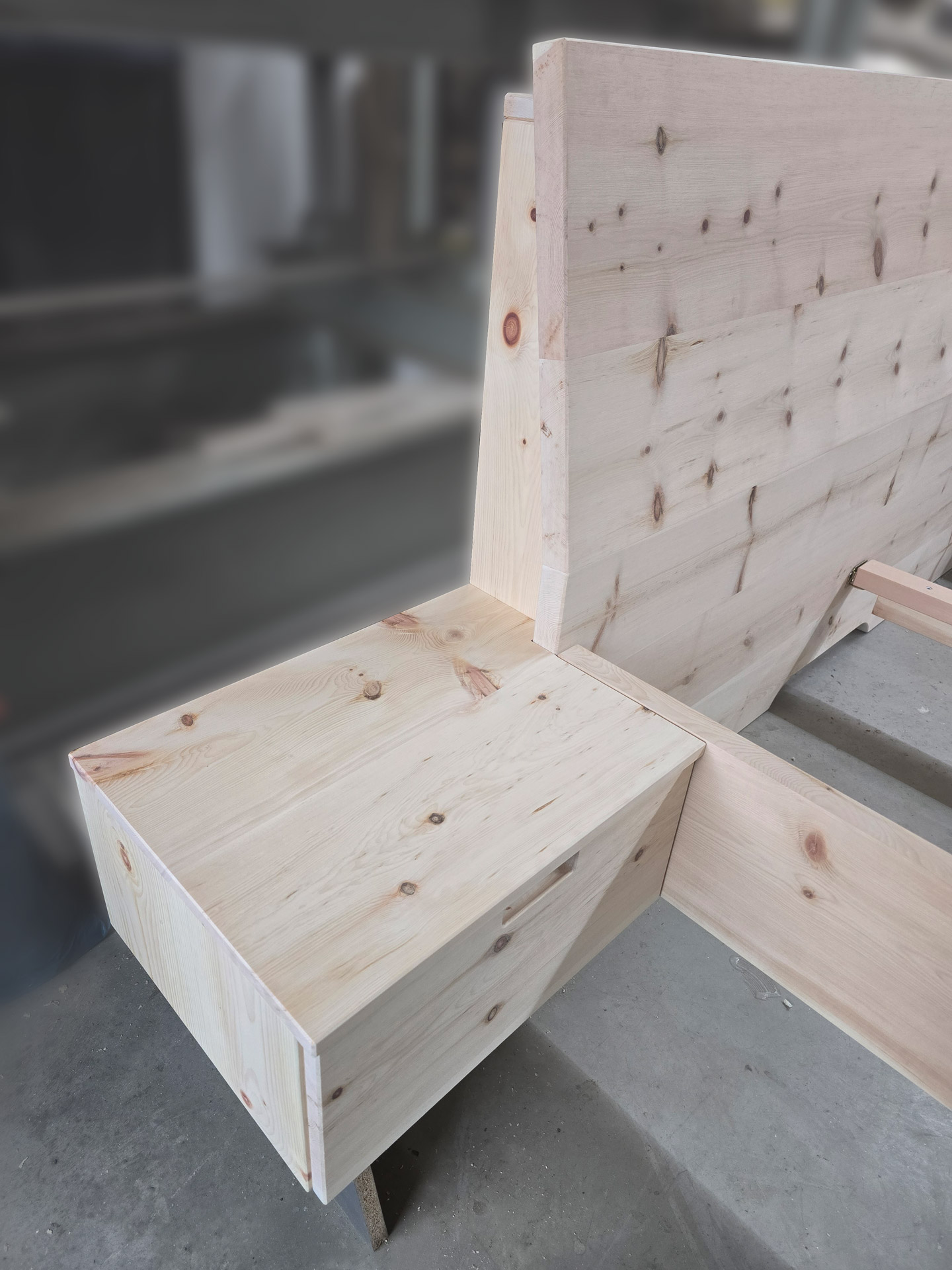 Bett aus Zirbeholz. Detail Nachttisch